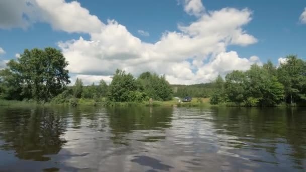 Vista panorámica del agua del río a la naturaleza de verano y personas descansando en la orilla — Vídeo de stock