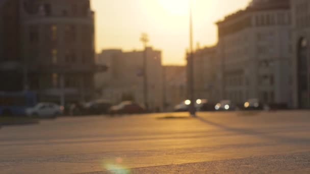 Homme skateboarder et jeune femme cycliste équitation dans la rue de la ville au coucher du soleil du soir — Video