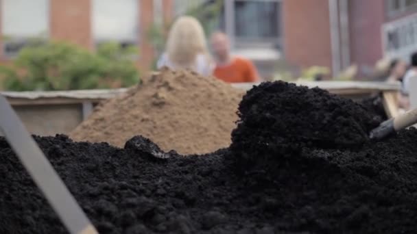 Männliche Hand gräbt mit Schaufel in Zeitlupe Erde um — Stockvideo