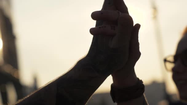 Happy woman and man giving five on sunny evening background close up — Stock Video