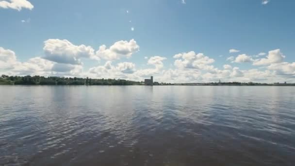 Krásná krajina zelené rostliny a stromy na břehu a oblohu odrazem ve vodě — Stock video