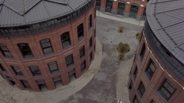 Arquitectura moderna edificio urbano en forma circular vista aérea — Vídeos de Stock