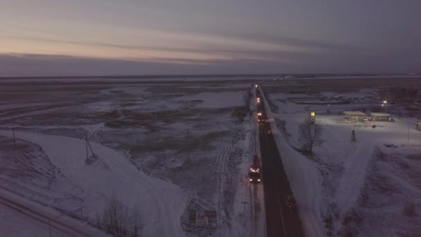 Bensin tankfartyg med blinkers stående på vägarna på vintern highway Flygfoto — Stockvideo