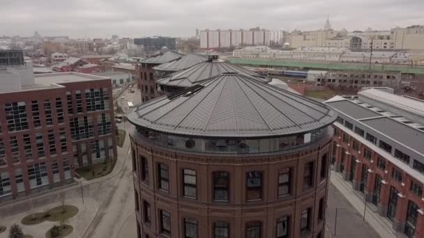 Stadsbyggnader i cirkulär form i modern stad arkitektur drone Visa — Stockvideo