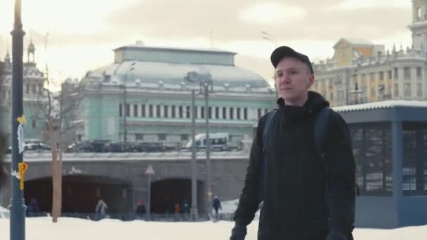 Hombre caminando por la calle urbana en la ciudad moderna en el día de invierno — Vídeo de stock