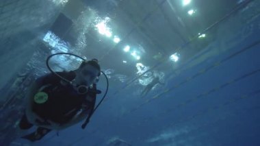 Adam dalgıç derin içinde eğitim sırasında dalış kursu Yüzme