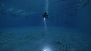 Scuba diver ise eğitim dalış havuzu yüzme sualtı ışık