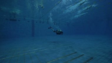 Dalgıç öğrenci scuba tank ve tüplü maske havuzda derin dalış için öğrenme ile