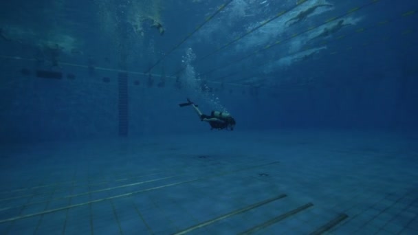 Diver student s scuba tank a potápěčská maska učení pro hloubkové potápění v bazénu — Stock video