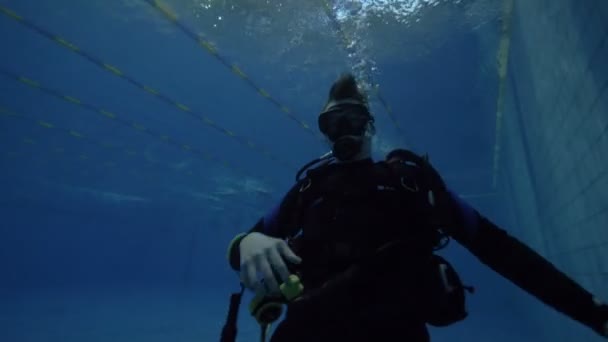 Instructor de buceo mostrando gesto de la mano para la comunicación bajo el agua — Vídeos de Stock