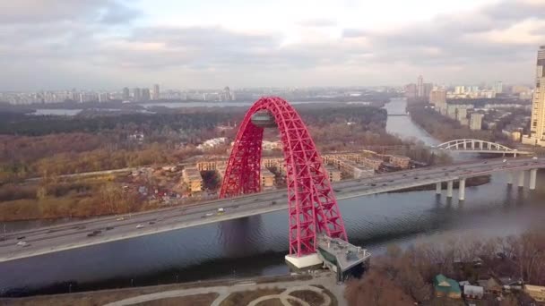 Кабель останавливался Живописный мост и автомобильное движение в развивающемся городе Москве — стоковое видео