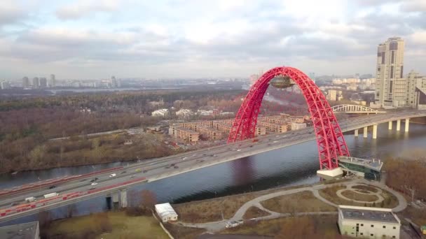 Kabel stannade pittoreska bro över Moskva floden och bil trafik drönarvy — Stockvideo