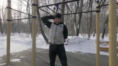 Spor genişletici kış sporları zeminde ile bodur egzersiz yapan atlet erkek