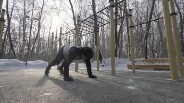 健身男子做俯卧撑和伸展运动的冬季运动训练 — 图库视频影像