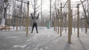 Bodur egzersiz fitness genişletici spor zemin ile yapan güçlü erkek