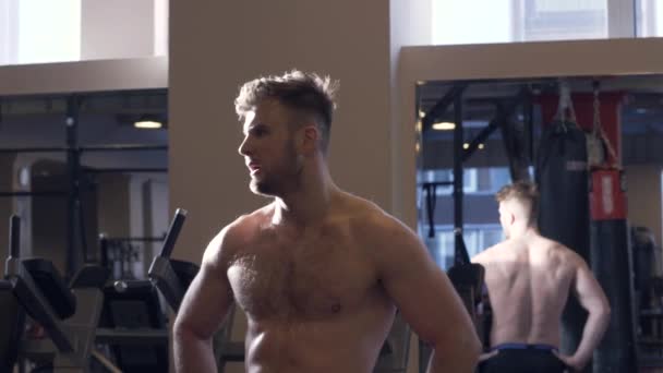 Porträtt svettig idrottsman främre spegel i fitness-klubben. Ansikte man bodybuilder — Stockvideo