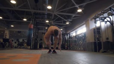 Fitness kulübü iç yakışıklı adam. Kaslı adam poz ve incamera arıyorum