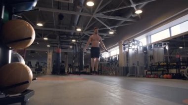 Crossfit eğitim kulübü ip atlama ile çalışmaları yapan atlet erkek