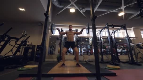 Homem fisiculturista levantar barra de peso no treinamento powerlifting no clube de esporte — Vídeo de Stock