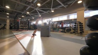 Fitness kulübü ağır çekimde crossfit eğitim platformunda atlama sporcu adam