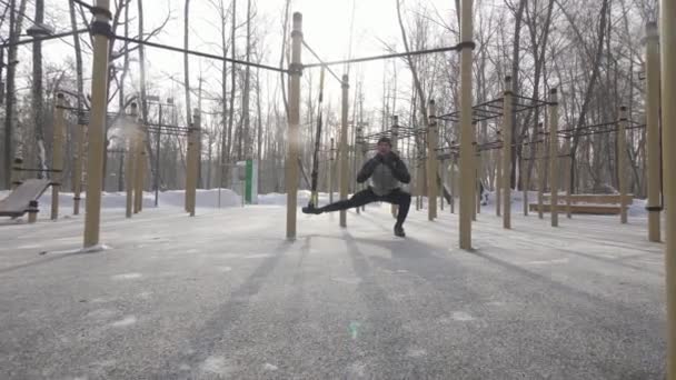 Homem do esporte fazendo exercício para treinar e esticar os músculos das pernas — Vídeo de Stock