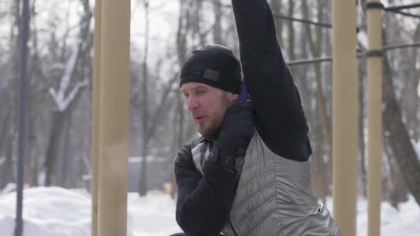 Ejercicio de estiramiento de hombre con expansor de fitness en entrenamiento al aire libre — Vídeos de Stock