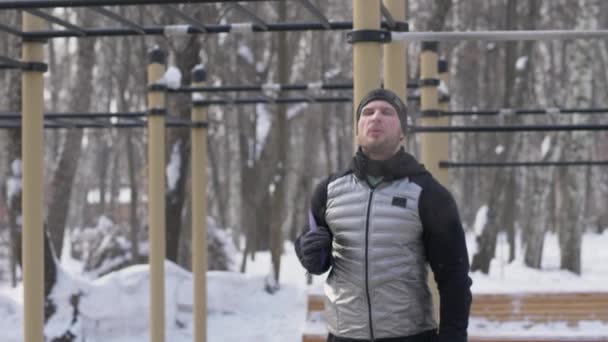 Treinamento de fisiculturista homem com equipamento de fitness no chão esporte de inverno — Vídeo de Stock