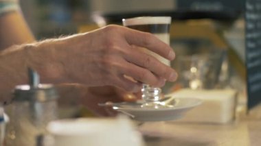 Hazırlanan koyarak Barista kahve latte cam Kupası kafede masada yakın çekim