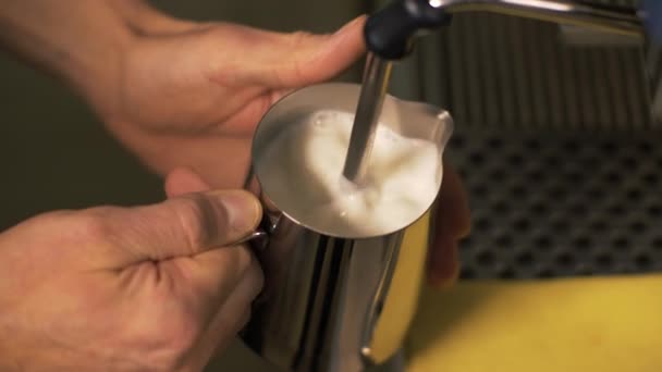 Barista preparando leche para capuchino caliente en la cafetería de cerca — Vídeos de Stock