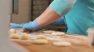 Baker el tablo ekmek fırınları fırın hamur işleri kapatmadan önce hamuru haddeleme