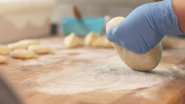 Panadero balanceo bola de masa en la mesa antes de hornear pasteles en panadería de cerca — Vídeos de Stock
