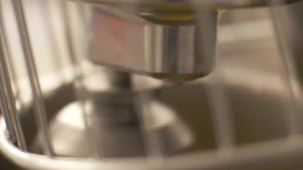 Fermer mélanger et pétrir la pâte dans le mélangeur automatique sur la cuisine de boulangerie 