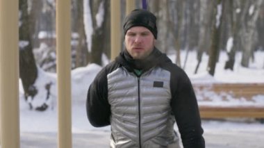 Sakallı adam bodur tatbikat sırasında kış eğitim spor zemin üzerinde