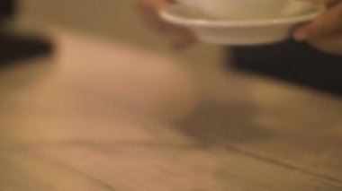 Kafede masada hazır cappuccino kahve koyarak Barista yakın çekim