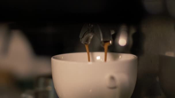 Koffiezetapparaat voorbereiding van verse koffie en gieten in witte cup in restaurant — Stockvideo