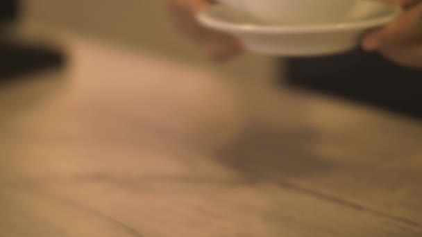 Barista sätta beredda kaffekopp cappuccino på bord i café närbild — Stockvideo
