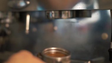 Barista yakın kafe mutfak modern kahve makinesi kahve yapma