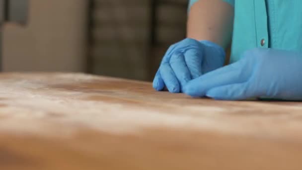 Закройте руки пекаря в перчатках, делая тесто шары для выпечки на в пекарне — стоковое видео