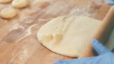 Restoranda pişirme önce tablo üzerinde pizza hamuru haddeleme baker kapatın