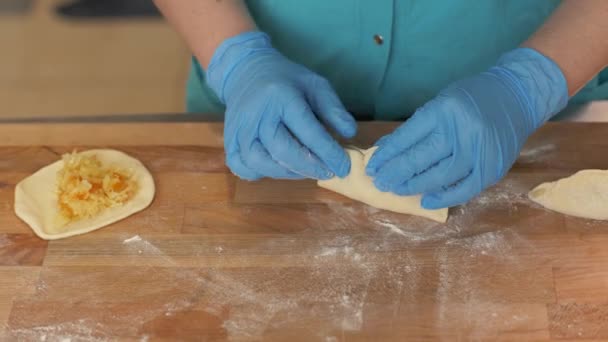 Baker ruční tvarovací patty po naplnění na dřevěný stůl v pekárnu zblízka — Stock video