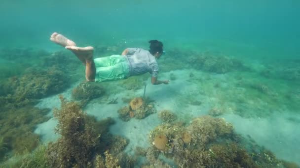 Onderwaterfoto van de visjager met harpoen in de oceaan. — Stockvideo