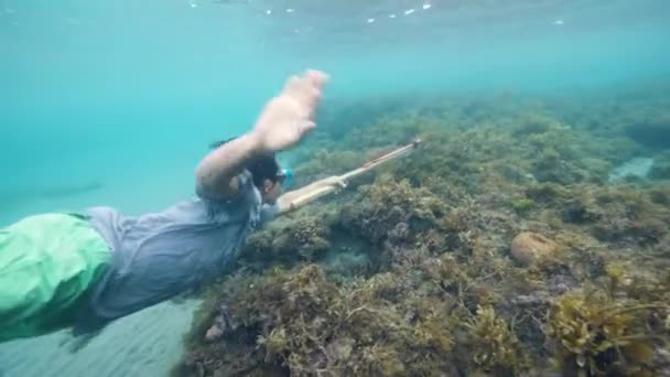 Un pescador de lanzas o cazador de peces tratando de atrapar peces en el océano usando una lanza . — Vídeos de Stock