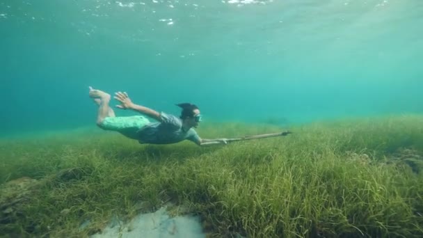 Spearfisherman with wooden speargun swimming in the ocean. — Stock Video