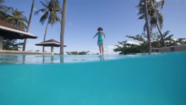 Carino bambina salta in piscina nuota e ottenere il suo giocattolo sott'acqua — Video Stock