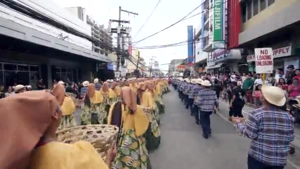 Dumaguete City, Φιλιππίνες 10-18-2019: Χορευτές του Cutural που χορεύουν στο δρόμο. — Αρχείο Βίντεο
