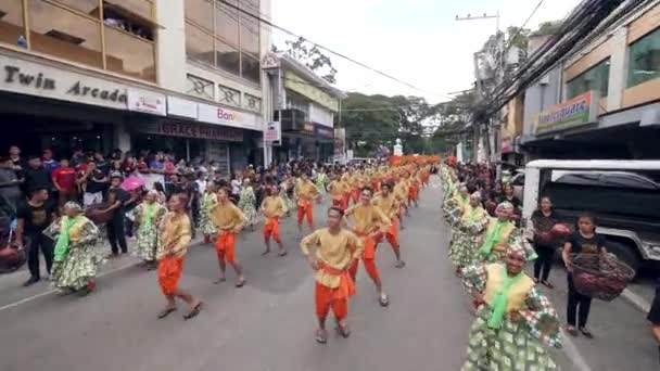 Dumaguete City, Filipinas 10-18-2019: Jóvenes Millennials bailando danza cultural . — Vídeos de Stock