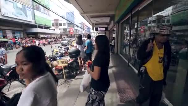 Dumaguete City, Fülöp-szigetek 10-18-2019: Az emberek tömege a belvárosban. — Stock videók