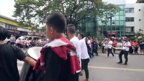 Dumaguete City, Fülöp-szigetek 10-18-2019: Millennials játszik dob és lant. — Stock videók