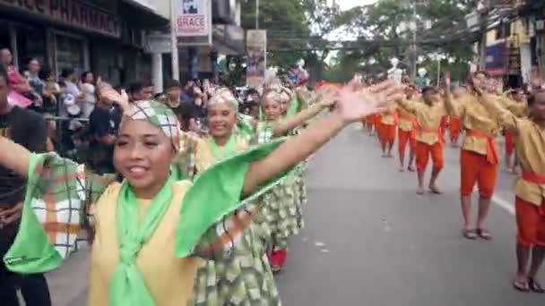 Dumaguete City, Filippinerna 10-18-2019: Ungdomar dansar festivaldans. — Stockvideo