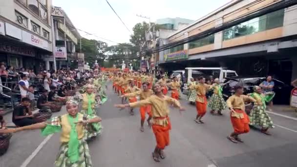 Dumaguete City, Filipinas 18-10-2019: Millennials bailando en festivales . — Vídeos de Stock